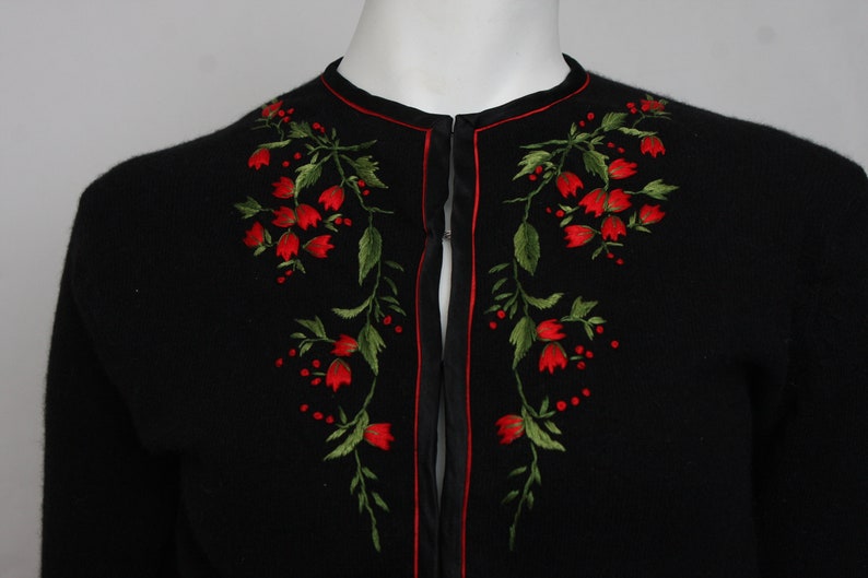 FB148 Vintage 1950s Cardigan with hand embroidered red and green flowers 34