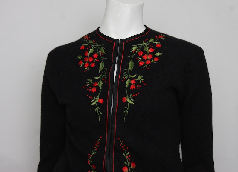 FB148 Vintage 1950s Cardigan with hand embroidered red and green flowers 34