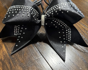 Lazo de animadora con diamantes de imitación y raya central