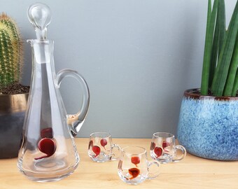 Vintage Handwerker Liquer Dekanter und drei Gläser.