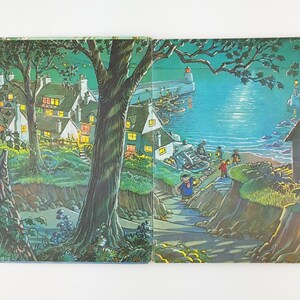 K&ouml;nnte beinhalten: Eine farbenfrohe Illustration einer K&uuml;stenstadt bei Nacht. Die Szene zeigt ein kleines Dorf mit H&auml;usern, B&auml;umen und einem Weg, der zum Wasser f&uuml;hrt. Es gibt Boote im Wasser und einen Leuchtturm in der Ferne. Der Himmel ist dunkelblau mit Sternen und einem hellen Mond.