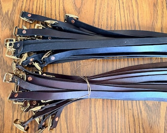 Correas de cuero para polainas. Se venden por pares. Hebillas de latón. Correa de 19 mm de ancho. Para recreadores militares. **Solo correas**. Negras o marrones.