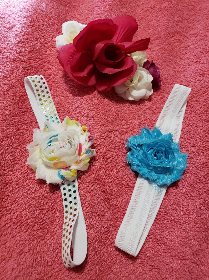 BABIES WHITE HEADBAND WITH RED AND WHITE FLOWERS 0-6months
