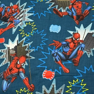 Tessuto di cotone Spider Man Marvel Spider Man Blue Photo Burst Character Toss Fabric CP 33394 Springs Creative 2010