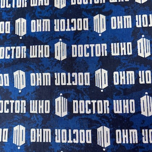 Tessuto di cotone con logo Tardis di Doctor Who 2012 Springs Creative CP51602 Strisce con logo Doctor Who Raro Difficile da trovare