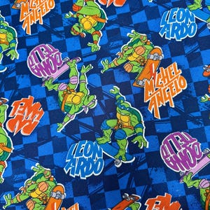 Tessuto di cotone con motivo a scacchi "Teenage Mutant Ninja Turtles" e scritta "Skatin Turtle Toss" 2014, Viacom International Springs, stile creativo CP52364
