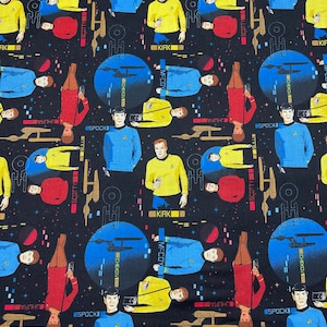 Pode incluir: Um tecido preto com um padrão repetido de personagens de Star Trek, incluindo Kirk, Spock, McCoy, Uhura, Scotty e Chekov. Os personagens são retratados em seus uniformes icônicos e são cercados por estrelas e o logotipo de Star Trek.