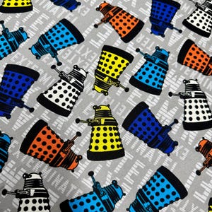 Doctor Who Dalek Toss Tessuto di cotone multicolore Molle Creative CP51566 Raro Difficile da trovare