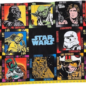 Pode incluir: Um tecido preto com quadrados coloridos que representam personagens de Star Wars. Os personagens incluem Darth Vader, Yoda, Han Solo, C-3PO, Boba Fett, Chewbacca, Luke Skywalker e Stormtroopers. O texto "Star Wars" está no centro do tecido.