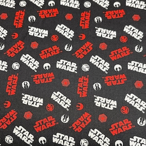 Tela de algodón con el logotipo y los símbolos de Star Wars en rojo, blanco y negro