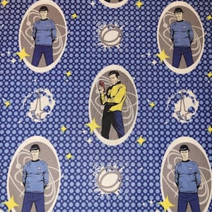 Tissu en coton Star Trek - Kirk et Spock sur fond bleu - Camelot 2016 - Concessionnaires et retraités - Tissu de courtepointe de science-fiction rare