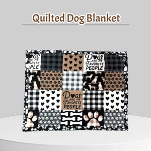 Peut inclure: Une couverture matelassée pour chien avec un motif patchwork. La couverture présente des carrés avec des empreintes de pattes, des cœurs et le texte "Dogs are my favorite people". Le schéma de couleurs comprend le noir, le blanc et le marron.