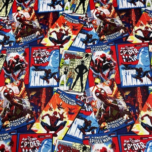 Pode incluir: Um tecido colorido com um padrão repetitivo de capas de banda desenhada com o Homem-Aranha. As capas são em vários tons de vermelho, azul e amarelo com o texto "Amazing Spider-Man" e "Beyond Amazing" repetido por toda parte.