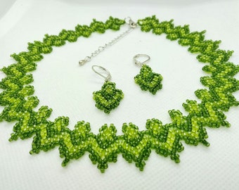 Grüne Halskette und Ohrringe aus böhmischen Perlen, Valentinstag Geschenk für sie, Weihnachtsschmuck Set, festlicher schmaler Kragen und Baumeln Eaarring