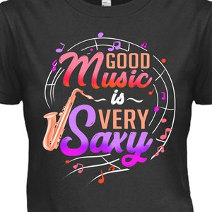 Puede incluir: Camiseta negra con un gráfico rosa y morado de un saxofón y el texto "Good Music is Very Saxy".