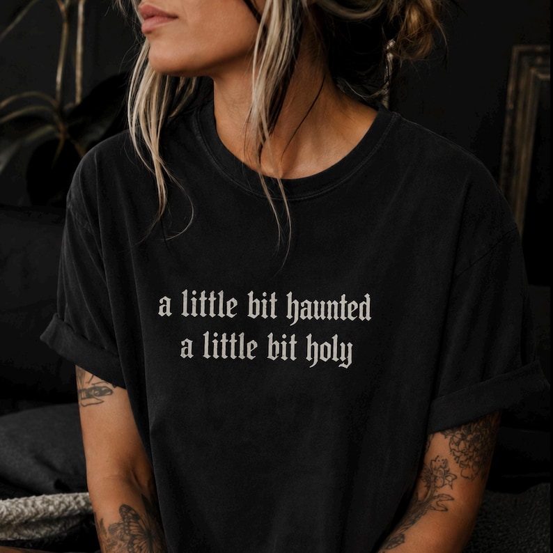 Gotisch T-shirt met grafische print | A Little Bit Haunted A Little Bit Holy-shirt | Alternatieve comfortkleuren T-shirt 1717 | Goth-shirt emo voor dames afbeelding 1