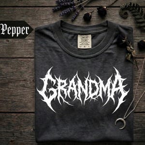 Camiseta Hardcore Grandma Comfort Colors 1717 / Camiseta con estética death metal / Regalo atrevido para abuelas / Ropa urbana con tipografía heavy metal