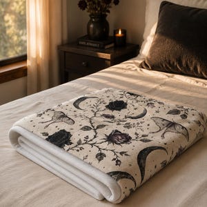Coperta in pile con falena gotica, coperta con luna celeste, coperta nera floreale accogliente, decorazione per la casa in stile stregonesco, regalo dark cottagecore, 60x50