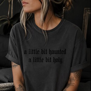 Gotisch T-shirt met grafische print | A Little Bit Haunted A Little Bit Holy-shirt | Alternatieve comfortkleuren T-shirt 1717 | Goth-shirt emo voor dames afbeelding 3