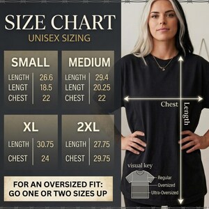 Op de afbeelding: Een maattabel voor een zwart t-shirt met unisex maten voor small, medium, XL en 2XL. De tabel toont lengte- en borstmaten in inches. Een visuele sleutel illustreert de regular, oversized en ultra-oversized pasvormen voor het t-shirt.