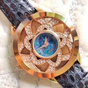En promotion : HK680-Buy1 : 1 pièce gratuite, 2 pièces au design gracieux : montre originale en cristal avec boîtier floral et cadran mosaïque en opale, livraison sans photos