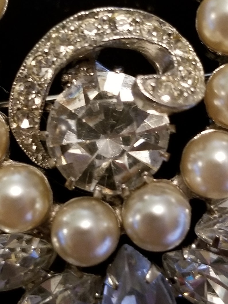 1960s clear rhinestone and pearl signed Hobe/' brooch Prong set Secure clasp Excellent shape. Very clean