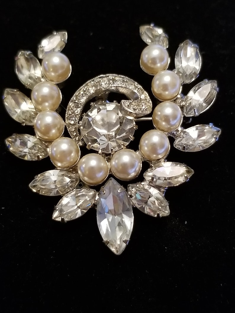 1960s clear rhinestone and pearl signed Hobe/' brooch Prong set Secure clasp Excellent shape. Very clean