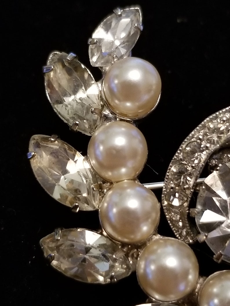 1960s clear rhinestone and pearl signed Hobe/' brooch Prong set Secure clasp Excellent shape. Very clean