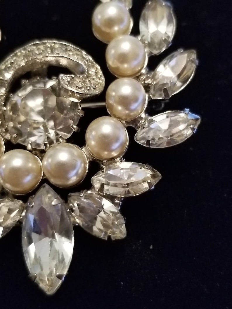 1960s clear rhinestone and pearl signed Hobe/' brooch Prong set Secure clasp Excellent shape. Very clean