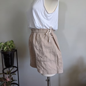 Shorts cáqui com gravata lateral de cintura alta, final dos anos 70 e início dos anos 80