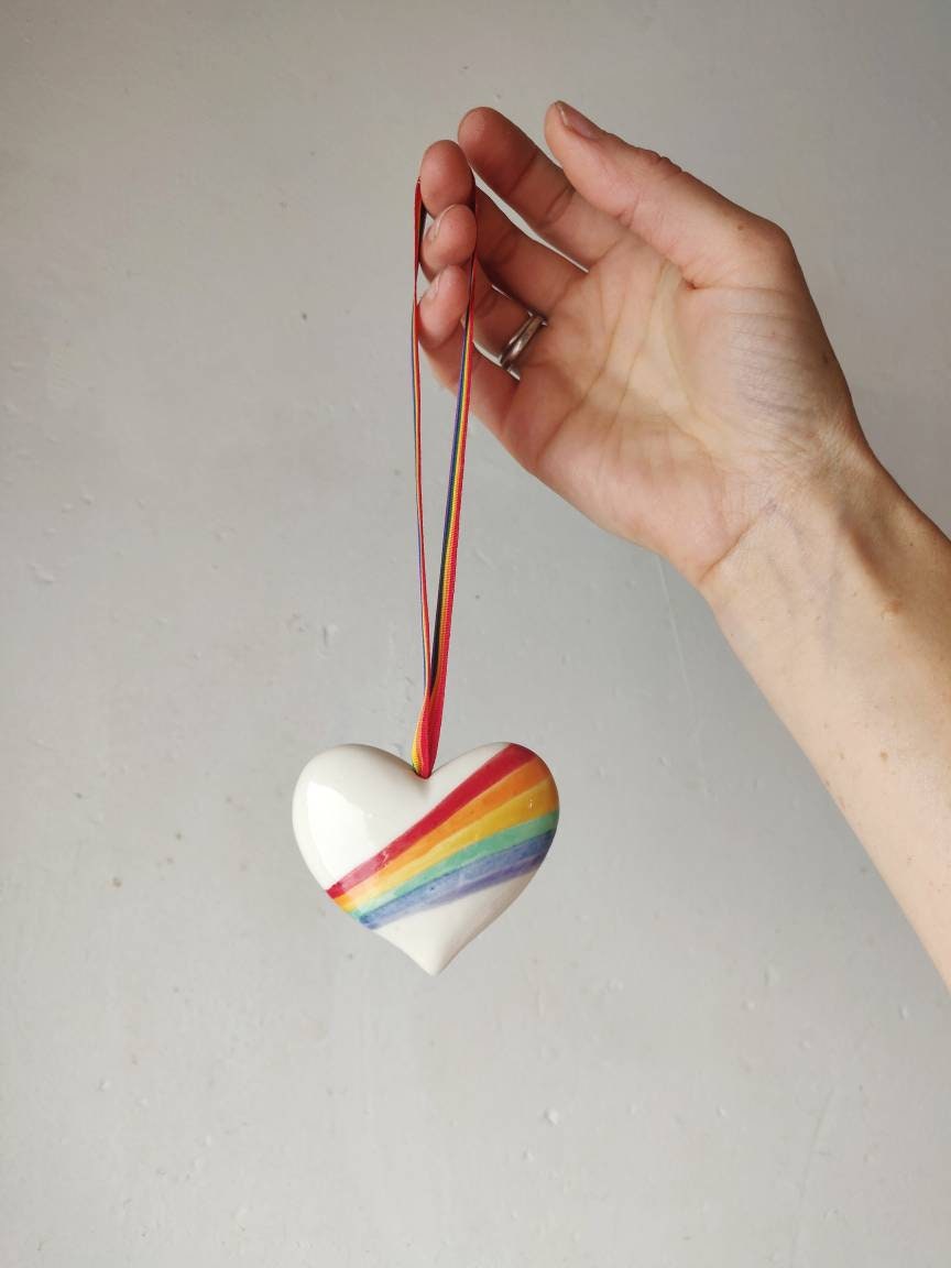 Décoration de Cœur Fierté Suspendue | Arc-En-Ciel en Céramique Murale Peinte à La Main Ornement Porc