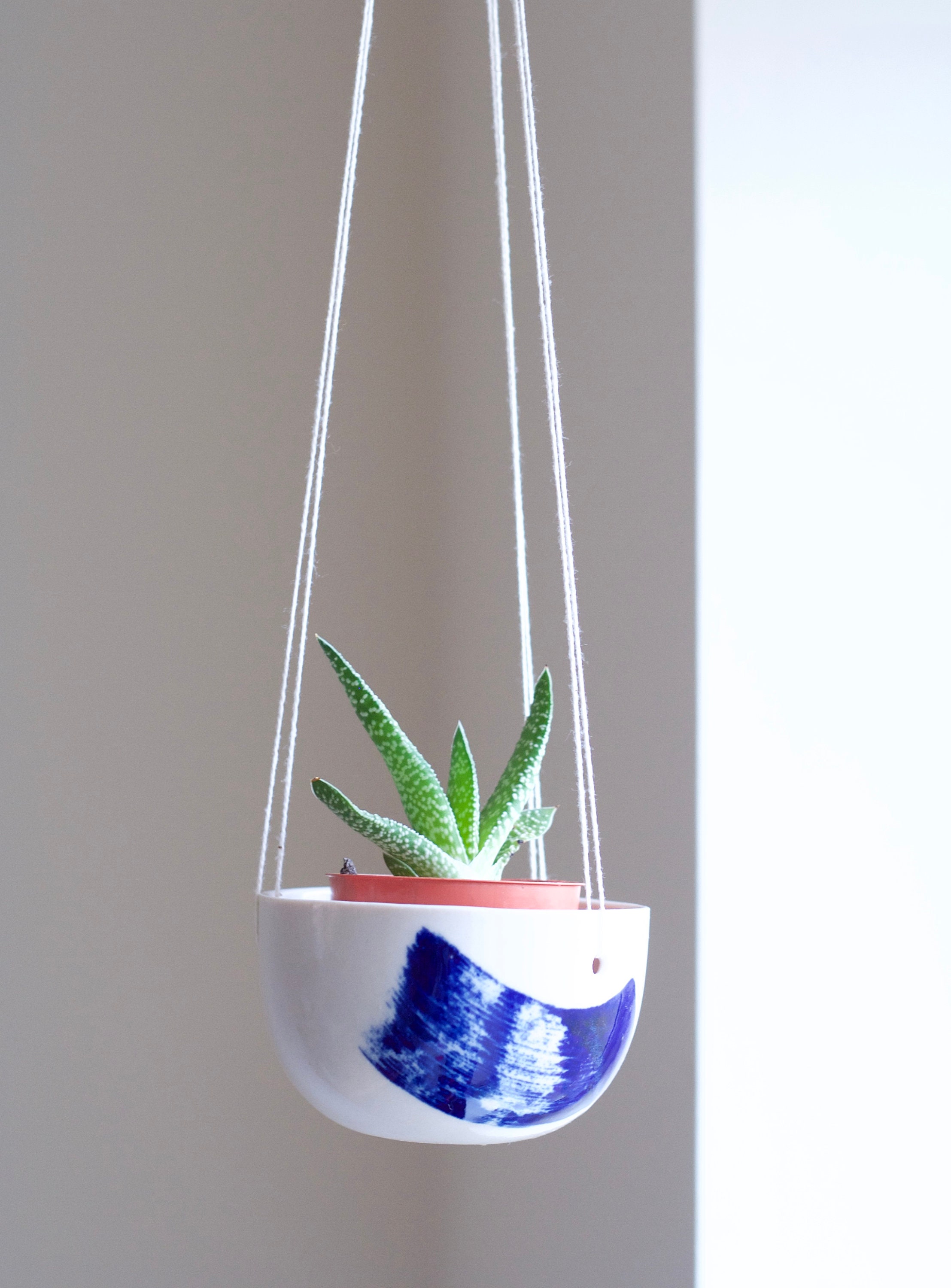 Petit Planteur Suspendu de Swoosh | Porcelaine Céramique Moderne Bleu Cobalt Traînant Succulents Cou