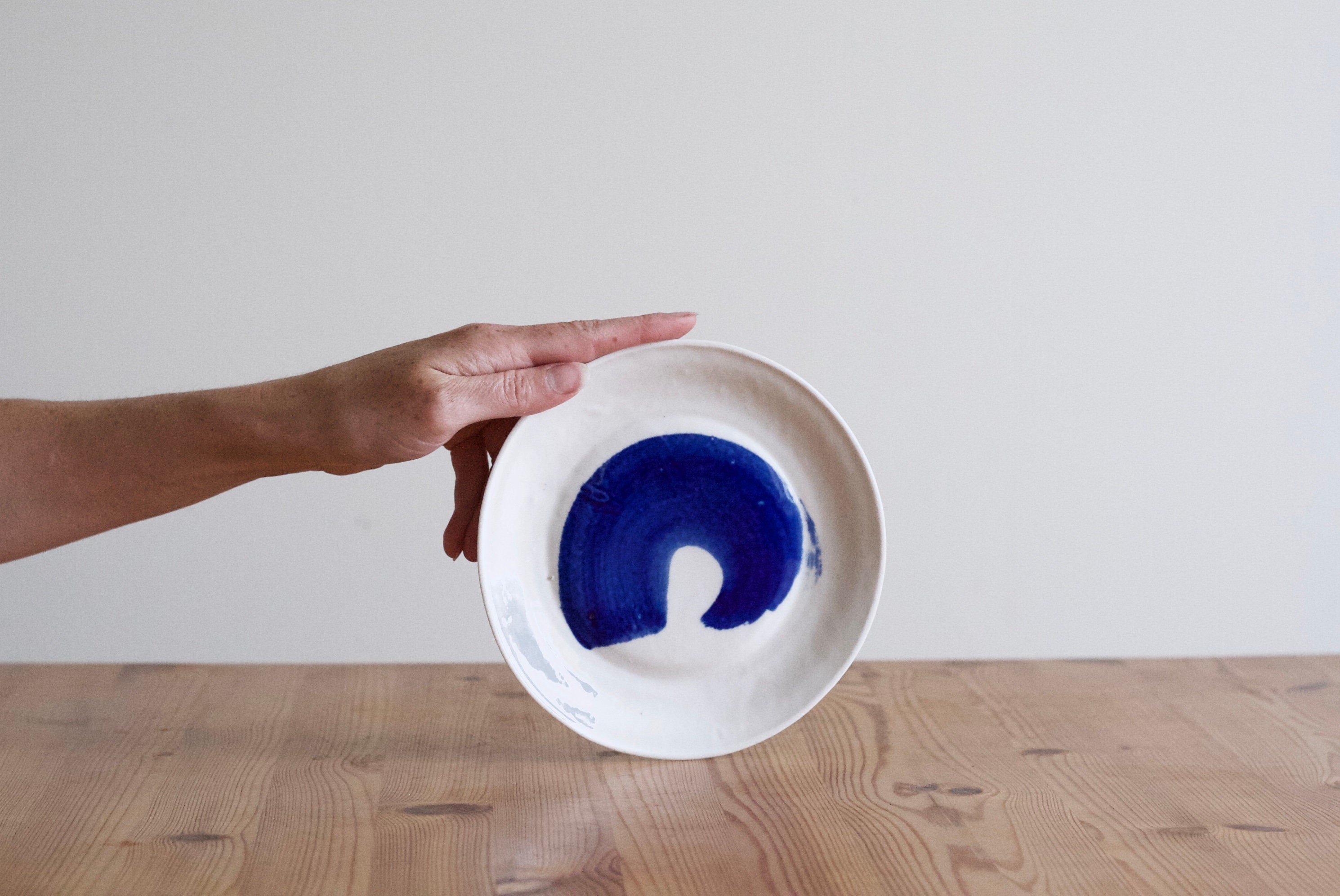 Plaque Latérale Swoosh | Fine Main en Céramique de Porcelaine Peinte Moderne Grille Bleue Petite Ass