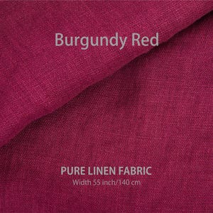 Pode incluir: Um tecido de linho puro na cor vermelho borgonha com uma textura tecida visível. A imagem inclui o texto "Burgundy Red" e "PURE LINEN FABRIC" com uma largura de 140 cm.