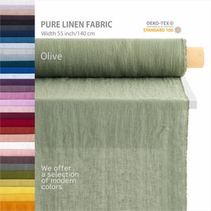 Peut inclure: Un rouleau de tissu en lin pur vert olive, de 140 cm de large, avec le texte "PURE LINEN FABRIC" et "We offer a selection of modern colors." Le tissu est certifié OEKO-TEX® STANDARD 100.
