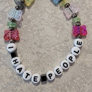 Je déteste les gens | Bijoux sarcastiques amusants avec perles papillon et lettres