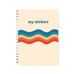 Könnte beinhalten: Ein spiralgebundenes Notizbuch mit cremefarbenem Einband und dem blauen Schriftzug "my stickers". Unter dem Text befinden sich vier horizontale, wellenförmige Streifen in den Farben Dunkelblau, Türkis, Hellorange und Rot auf dem Einband.