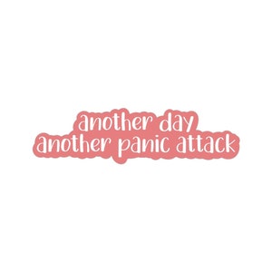 Puede incluir: Pegatina rosa con el texto "another day another panic attack" en blanco.