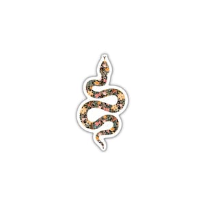 Op de afbeelding: Een zwarte slang met een bloemenpatroon in roze, oranje en gele tinten. De slang is in een verticale positie opgerold.