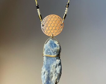 Collier avec kyanite, amulette Kyanite, bijoux Kyanite, fleur de vie, collier Quarz, collier unique, collier de cristaux