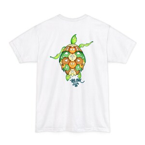 Puede incluir: Camiseta blanca con un gráfico de tortuga verde, marrón y naranja en la espalda. La tortuga está compuesta por formas de tortugas más pequeñas. El gráfico está firmado "SMYTH" con un número 8.