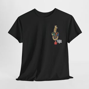Pode incluir: T-shirt preto com um design de coração colorido, uma corda, uma gota de sangue e a palavra "Felix" em uma fonte estilizada. O coração é preenchido com várias cores e texturas.