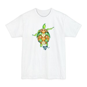 Puede incluir: Camiseta blanca con un gráfico de tortuga verde, marrón y naranja. La tortuga está compuesta por tortugas más pequeñas. El gráfico está rodeado por un contorno verde. El texto "MATTHEW" está escrito en negro debajo de la tortuga.