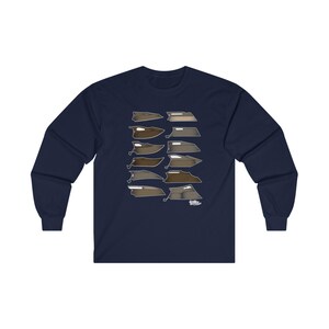 Op de afbeelding: Donkerblauw longsleeve t-shirt met een afbeelding van 10 verschillende autodeurgrepen in bruin en wit. De afbeelding is gecentreerd op het shirt.