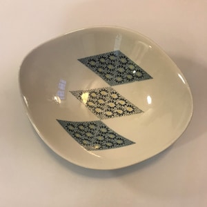 Iroquois di Ben Seibel Blue Diamonds Bowl // Iroquois Informal China // Made in U.S.A. // Mid Mod Dishes // 1950s Cina da collezione