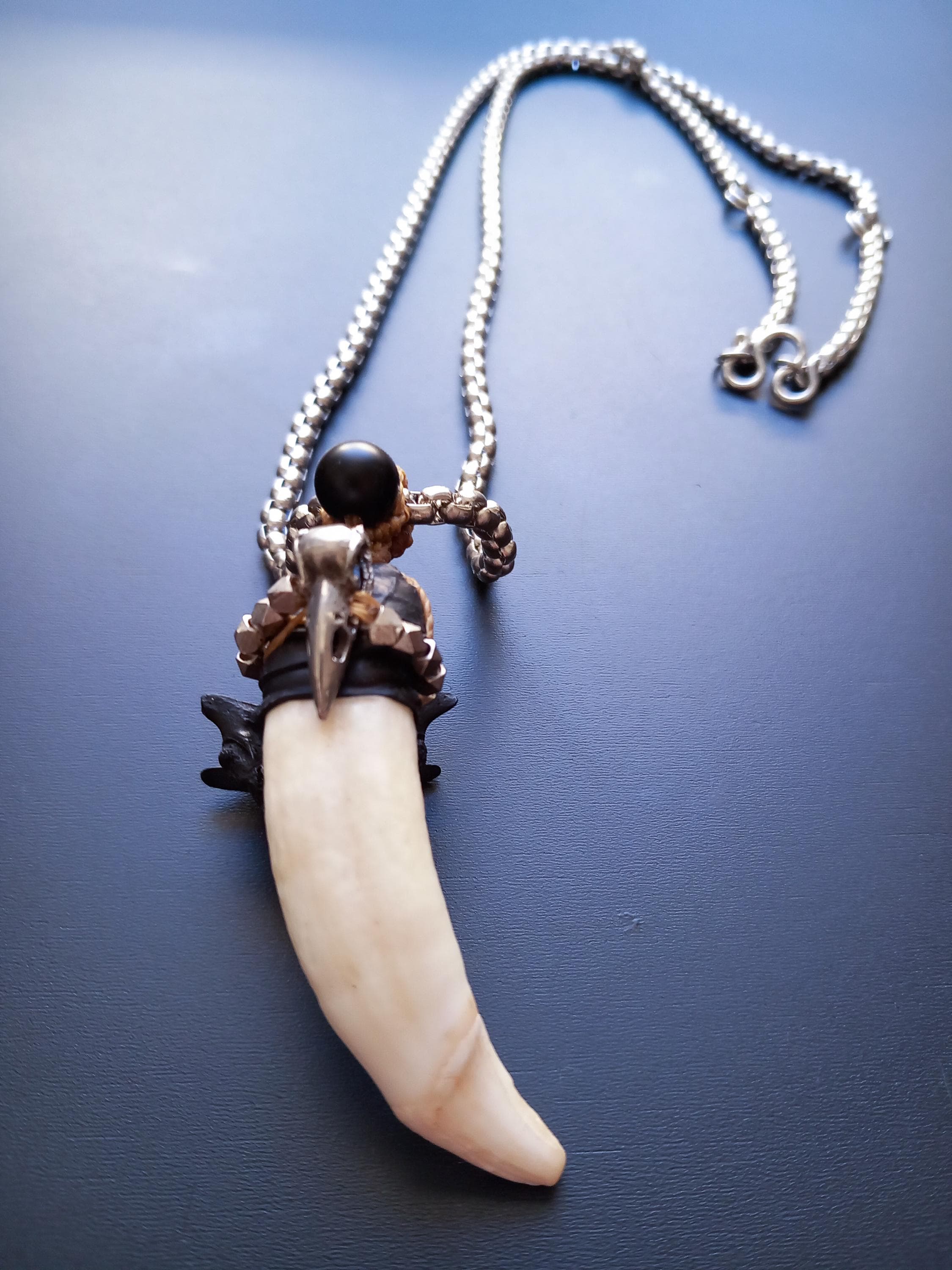肉食動物　牙　ペンダント　アフリカ工芸品 Lion tooth - Etsy 日本