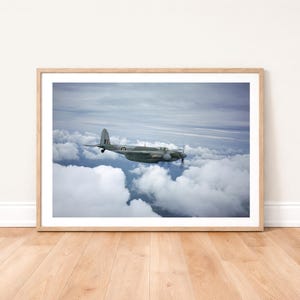 Stampa fotografica di un aereo RAF De Havilland Mosquito IIF in volo: arte murale a tema aviazione militare
