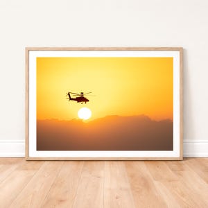 Britse leger Apache-helikoptervlieg bij zonsondergang fotoafdruk: muurkunst militaire luchtvaart