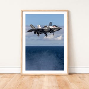 Impressão fotográfica de um jato F-35B da Marinha Real Britânica em voo estacionário: Arte de parede de aviação militar