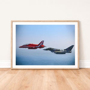 RAF Red Arrows i odrzutowce Typhoon w locie. Wydruk fotograficzny: Sztuka ścienna lotnictwa wojskowego.